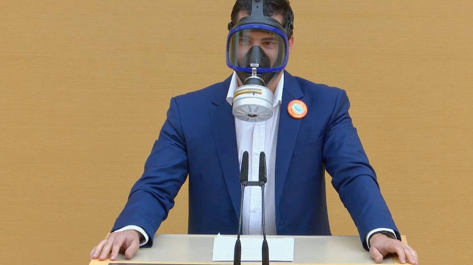Μάσκα αερίων – κορονοϊός: Βουλευτής στη Βαυαρία διακωμωδεί την κυβέρνηση