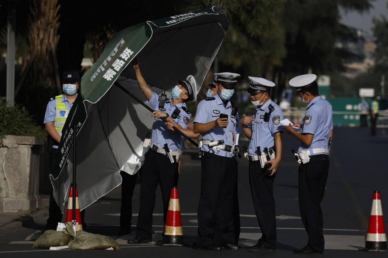 ΗΠΑ – Κίνα κρίση: Κατέβηκε η αμερικανική σημαία στο προξενείο της Τσενγκντού