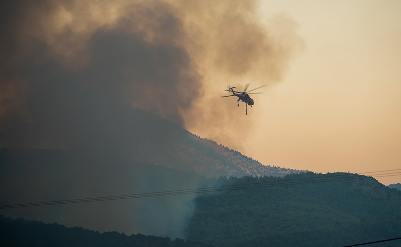 Φωτιά Εύβοια τώρα: Μεγάλη πυρκαγιά εξελίσσεται στο χωριό Κατσαρώνι Καρύστου