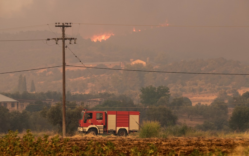 Φωτιά Σπάτα τώρα: Μεγάλη πυρκαγιά σε εξέλιξη