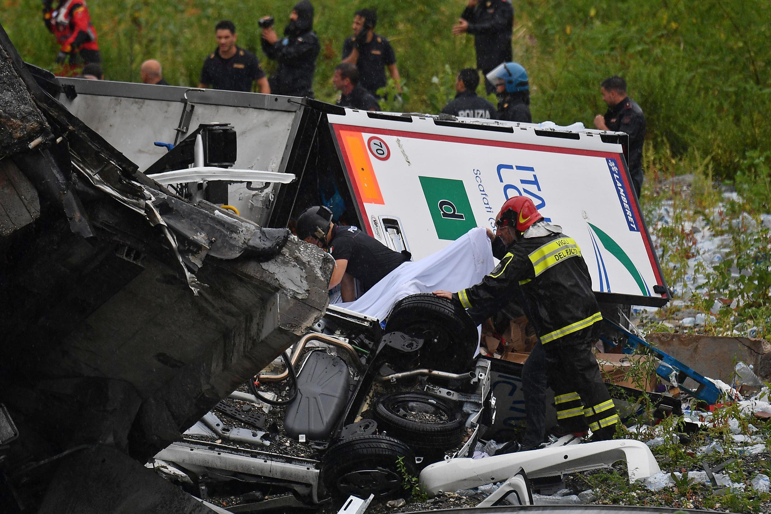 Νέα γέφυρα – Γένοβα: 56 φορτηγά στον τόπο της τραγωδίας
