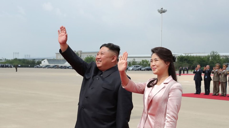 Κιμ Γιονγκ Ουν σύζυγος: Προπαγανδιστικά φυλλάδια με επεξεργασμένες φωτογραφίες της γυναίκας του ηγέτη της Βόρειας Κορέας
