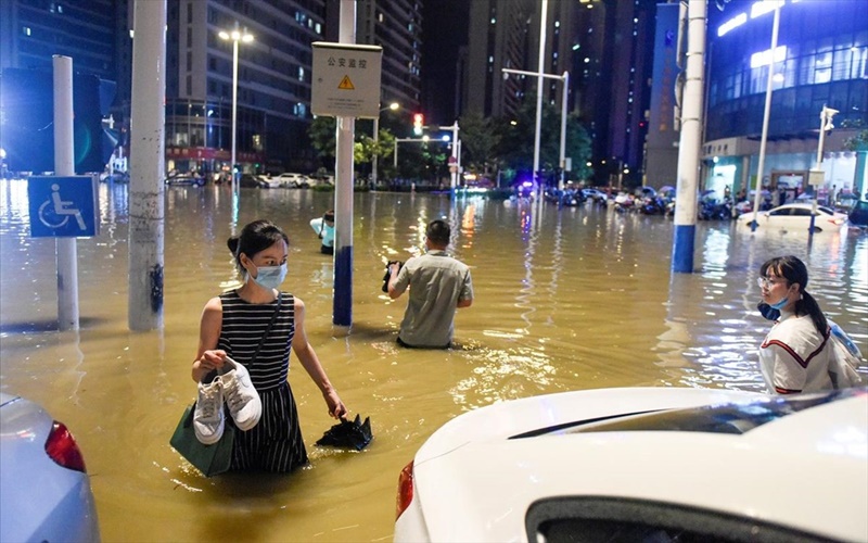 Κίνα πλημμύρες: Τουλάχιστον 140 νεκροί ή αγνοούμενοι, απειλείται και η Ουχάν