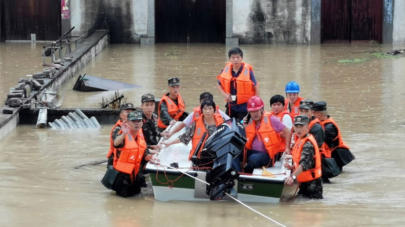Κίνα λεωφορείο: Τραγωδία με τους μαθητές που τους έριξε σε λίμνη ο οδηγός