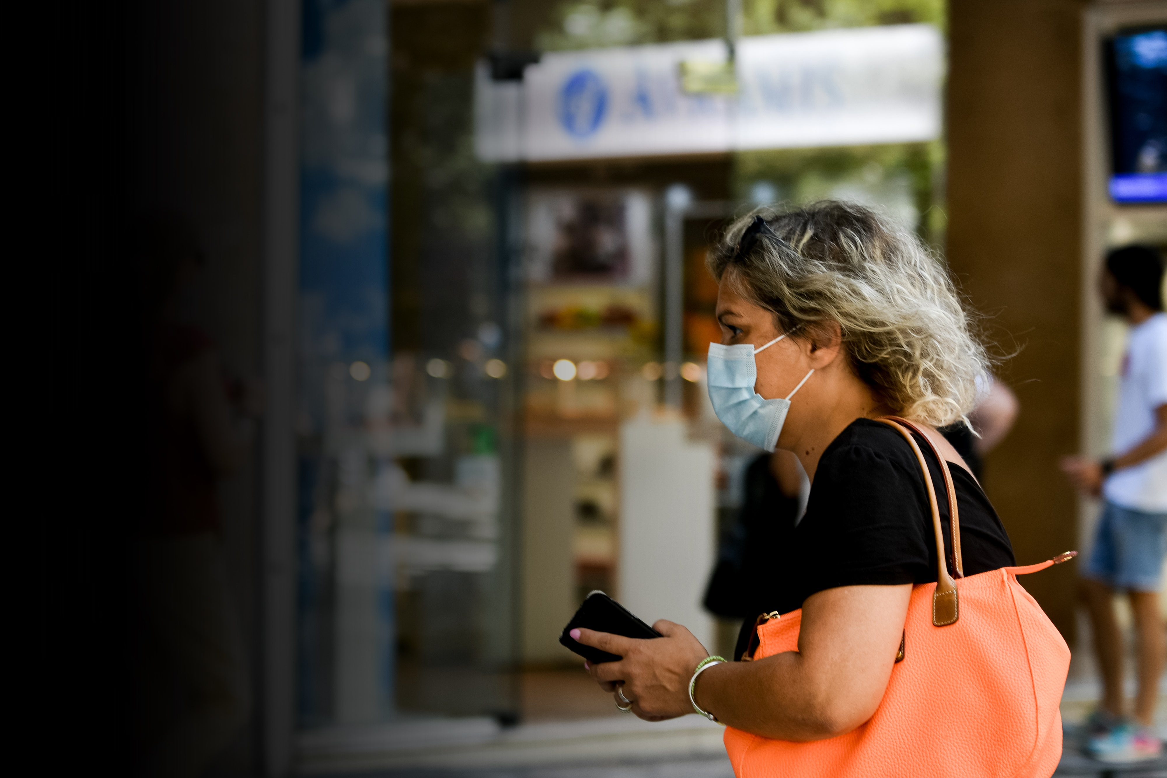 Πού θα φοράμε μάσκα υποχρεωτικά: Οι οδηγίες και τα πρόστιμα