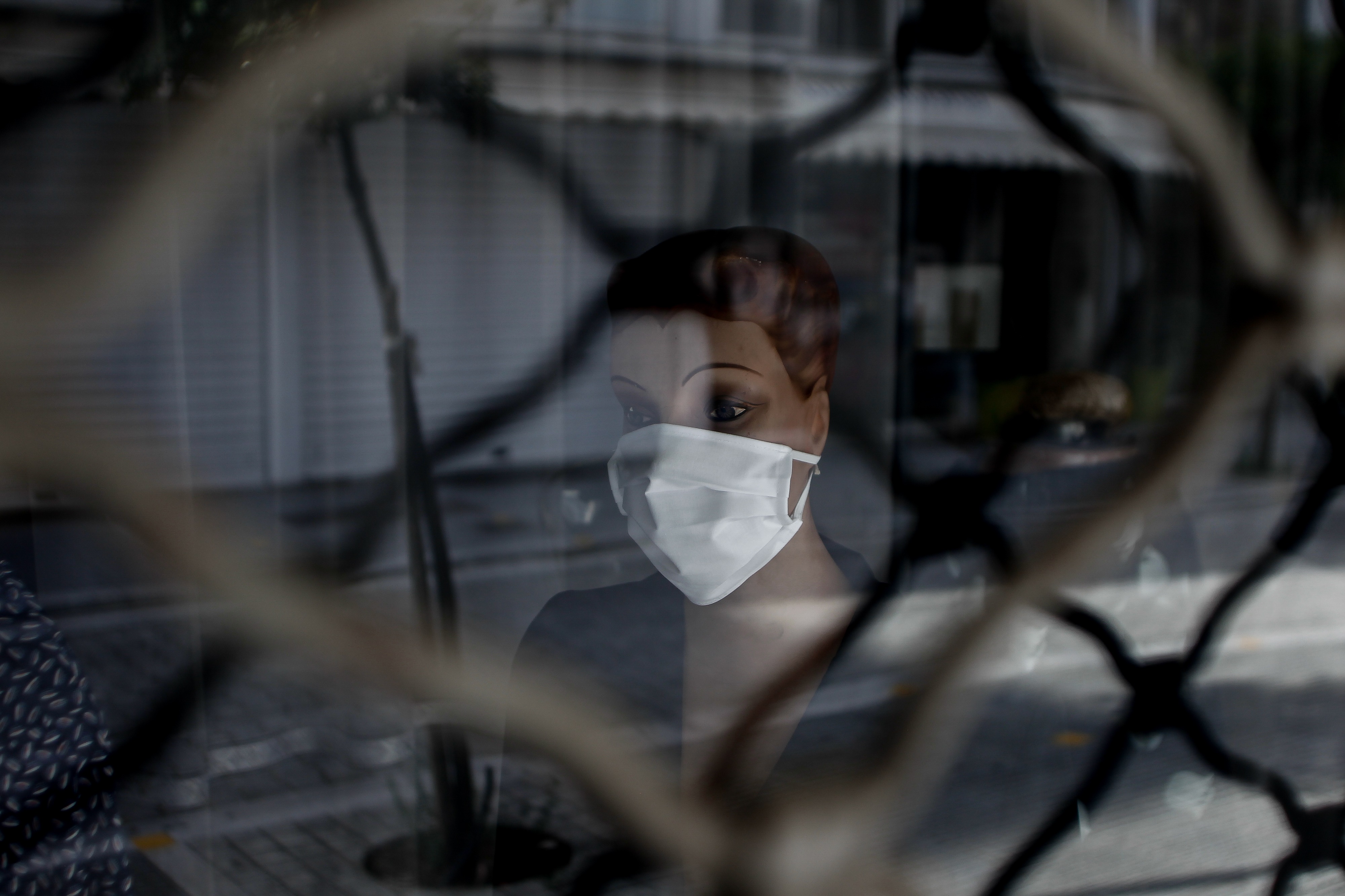 Έλεγχοι για κορονοϊό: Έφοδοι της ΕΛΑΣ σε κλειστούς χώρους και ΜΜΜ – Δεν προσέχουν οι Έλληνες