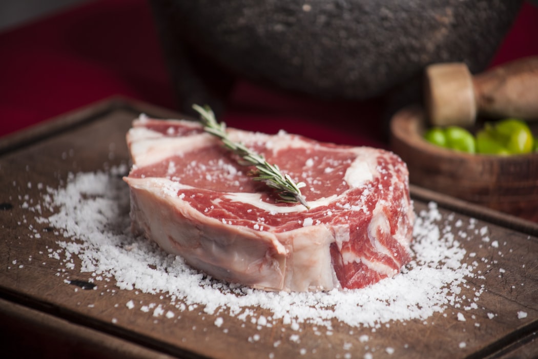 Υγιεινό ψήσιμο κρέατος: Πώς θα αποφύγετε τις καρκινογόνες ουσίες