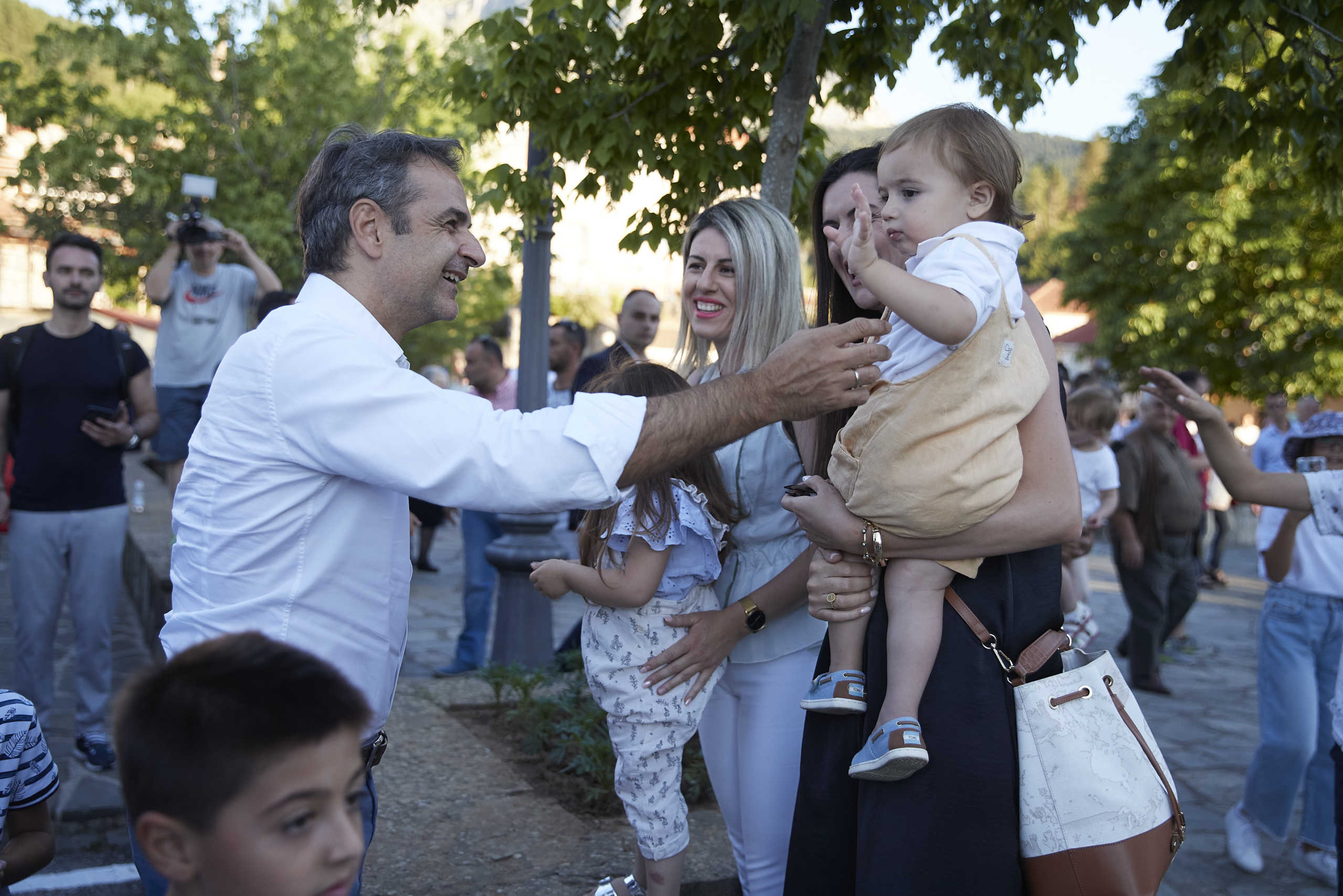 Μητσοτάκης Τζουμέρκα: Τον ξενάγησαν κάτοικοι, άκουσε τα προβλήματά τους