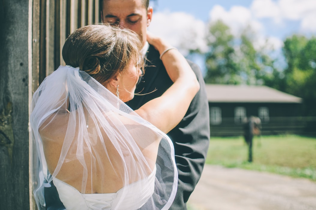Όριο σε γάμους και βαφτίσεις: Τι αλλαγές φέρνει ο κορονοϊός