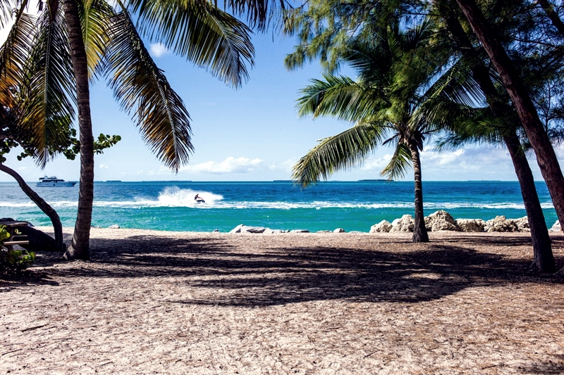 Κόλπα παραλίας για δροσιά: Πώς να μειώσετε τη ζέστη εκεί που κάθεστε
