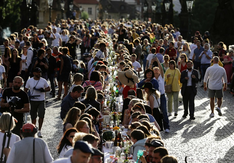 Πράγα τραπέζι: Γλέντι για την άρση των μέτρων έστησαν στην πρωτεύουσα της Τσεχίας