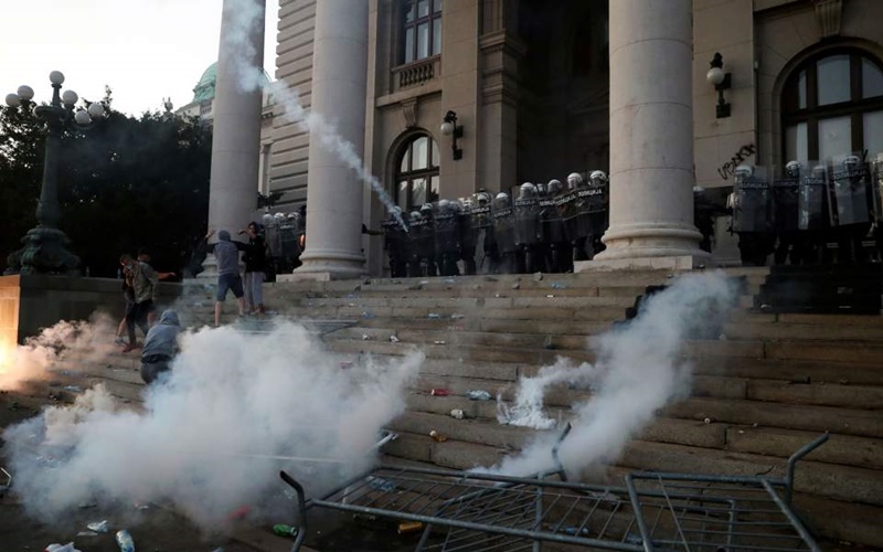 Σερβία διαδηλώσεις: Η κυβέρνηση απαγορεύει τις συγκεντρώσεις