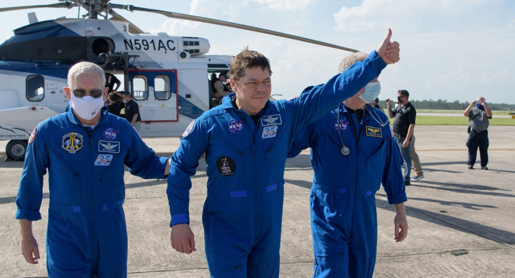SpaceX επιστροφή: Η στιγμή που οι αστροναύτες φτάνουν στη Γη – Ιστορικές εικόνες