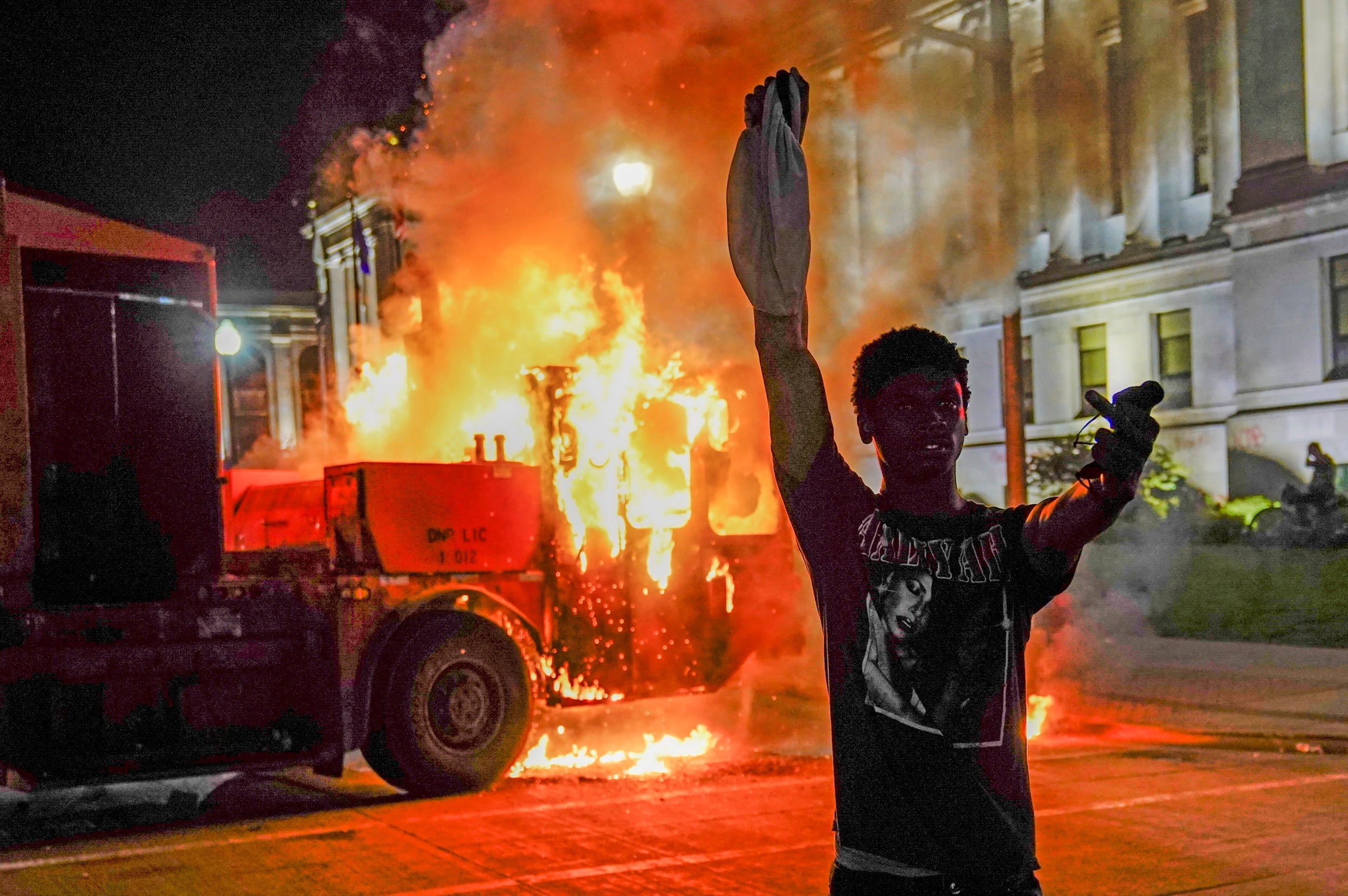 Ρατσισμός ΗΠΑ: Οι πολίτες καταδικάζουν τη συμπεριφορά της αστυνομίας