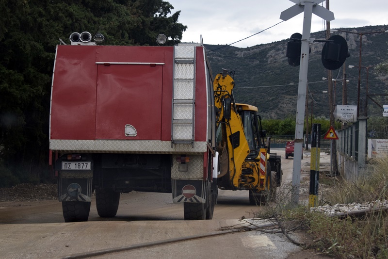 Τρίκαλα κακοκαιρία: Ξηλώθηκαν στέγες και έπεσαν δέντρα