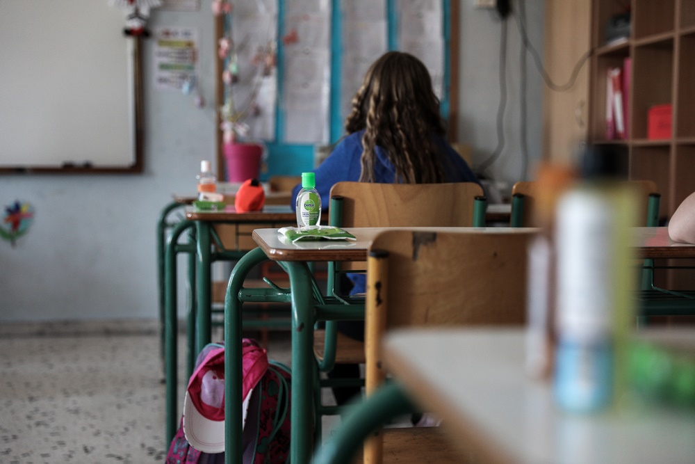 Μέτρα στα σχολεία – κορονοϊός: Ο Μαγιορκίνης εξηγεί γιατί δεν έχει σημασία το μέγεθος των τάξεων
