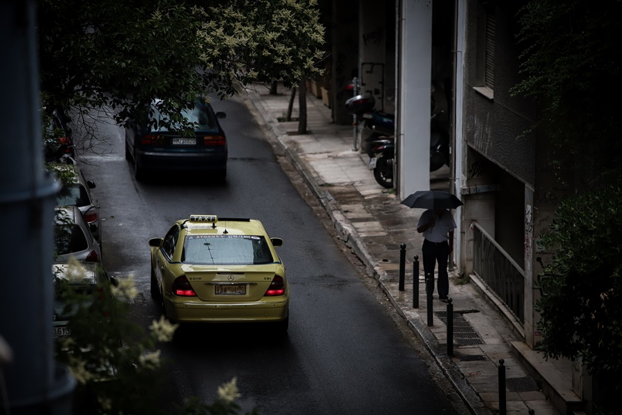 Καιρός σήμερα Κυριακή: Συνεχίζει να “χτυπά” τη χώρα η “Θάλεια”