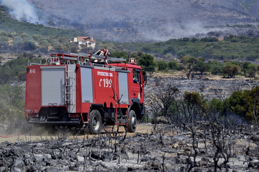 Φωτιά Κύθηρα τώρα: Κοντά στα σπίτια οι φλόγες