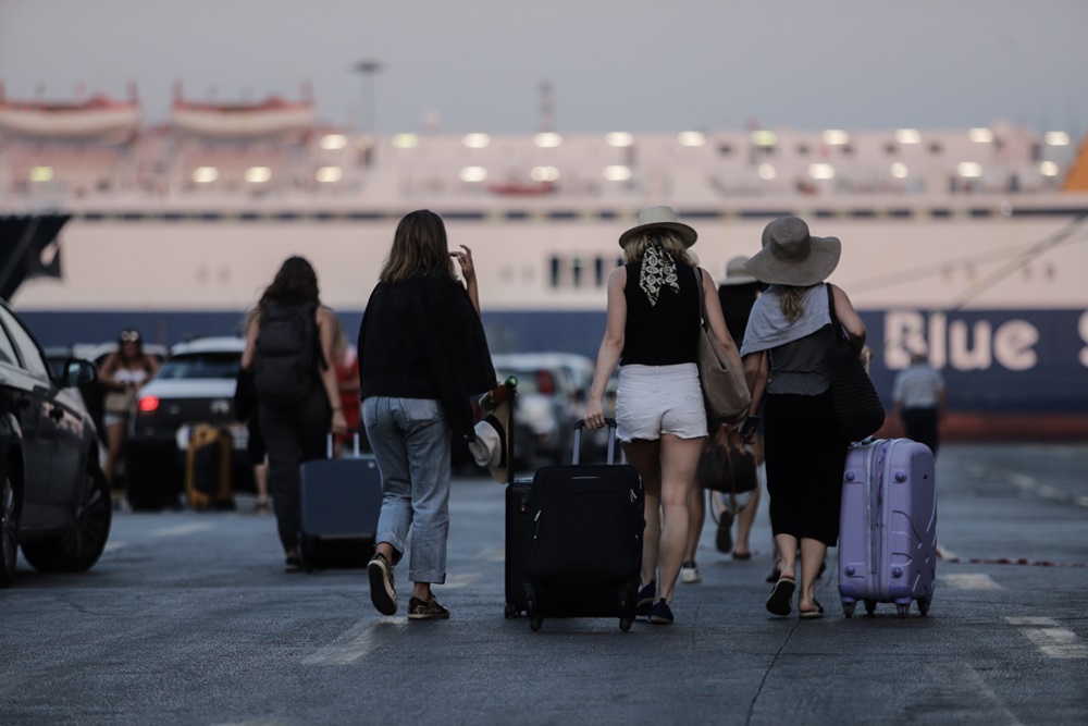 Επιστροφή από διακοπές κορονοϊός: Τι λέει ο Εξαδάκτυλος για όσους επιστρέφουν στην πόλη