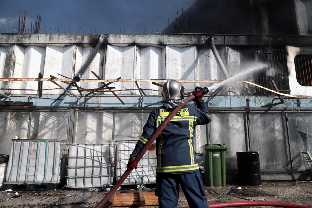 Φωτιά στη Μεταμόρφωση: Συνεχίζει να καίει στο εσωτερικό του εργοστασίου – Άκρως τοξικός ο καπνός