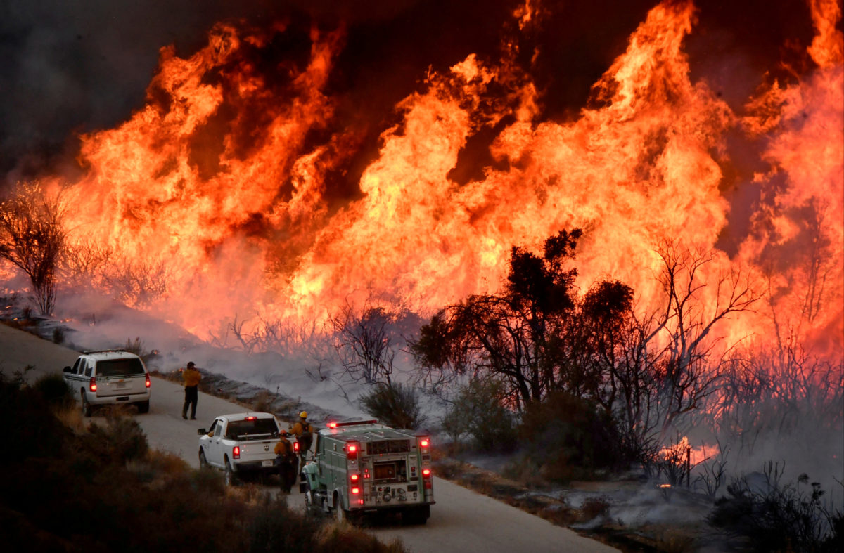 Πυροστρόβιλος Καλιφόρνια: Συνεχίζει να καίει η φωτιά, δραματικές εικόνες