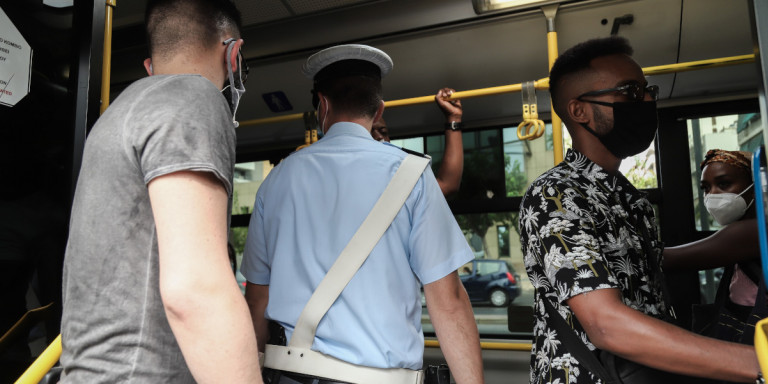 Έλεγχοι σε λεωφορεία: Χειροπέδες σε 17χρονο που δεν φορούσε μάσκα -Αρνήθηκε να δώσει τα στοιχεία του