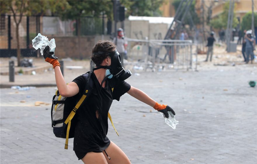 Βηρυτός διαδηλώσεις: Ντου σε υπουργεία, χημικά, πέτρες – Ένας νεκρός αστυνομικός