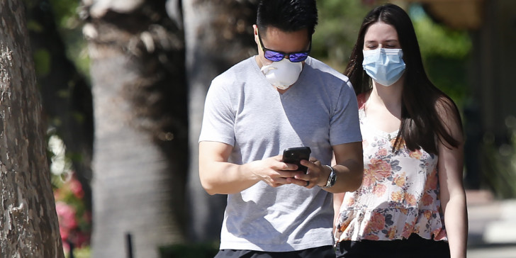 Μάσκα με βαλβίδα – κίνδυνοι: Γιατί δεν πρέπει να τη φοράμε με τίποτα