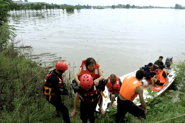 Διάσωση σκύλων από πλημμύρες: Μάχη με τα λασπόνερα στην Κίνα