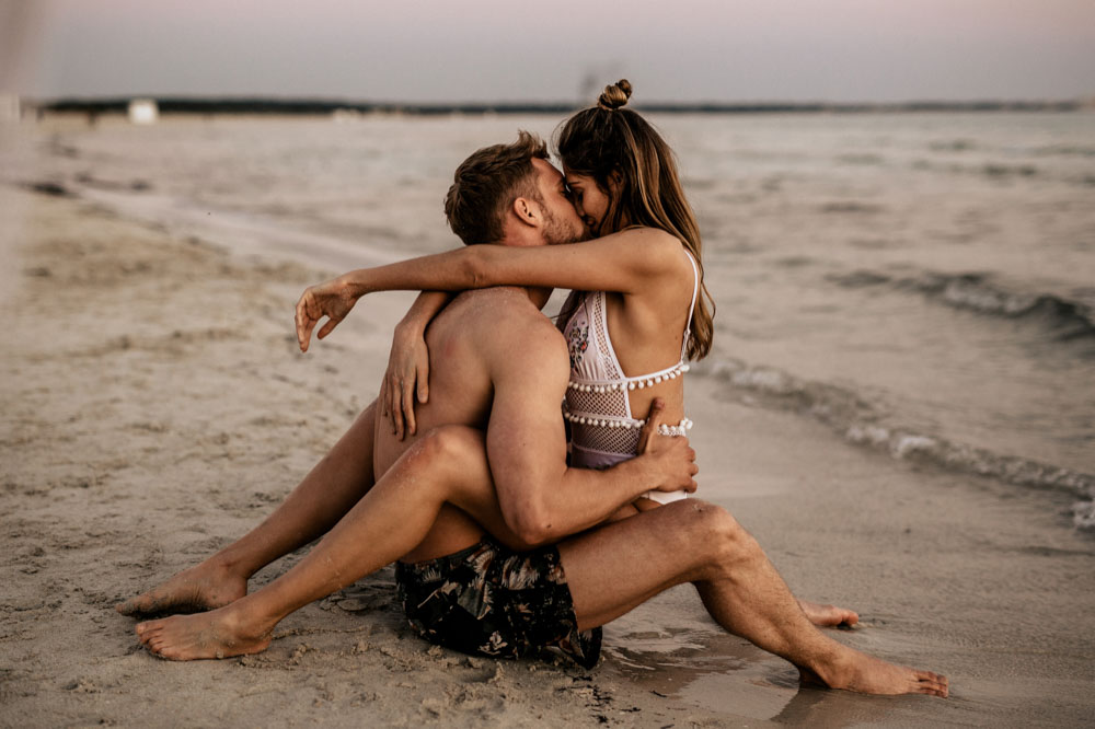 Σεξ στην παραλία κίνδυνοι: Τι να προσέχεις για να μην είναι δυσάρεστη η εμπειρία