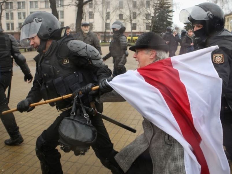 Λευκορωσία διαδηλώσεις: Μια γιαγιά κερδίζει τις εντυπώσεις
