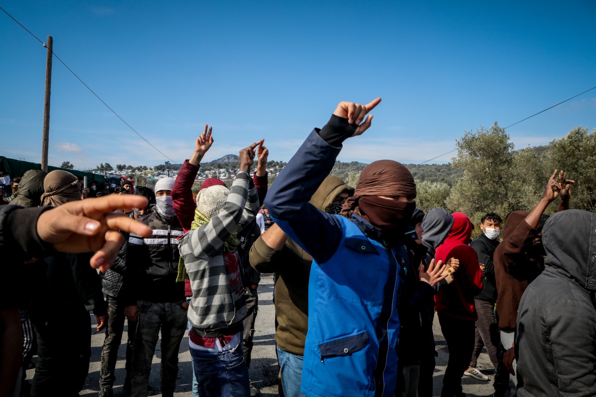 Μεταναστευτικό Λέσβος: Για τρίτο βράδυ οι πρόσφυγες στους δρόμους