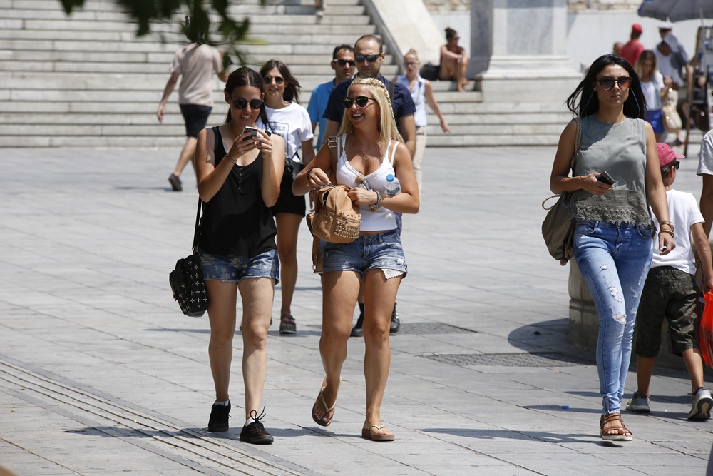 Συνωστισμοί σε πλατείες: “Πονοκέφαλος” οι νέοι για τις Αρχές