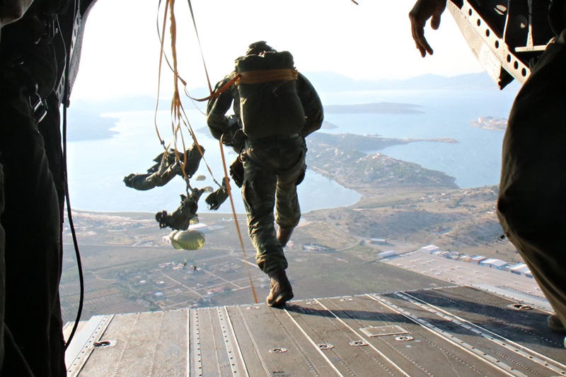 Αλεξιπτωτιστής – Ένοπλες δυνάμεις: Παρασύρθηκε από δυνατό αέρα