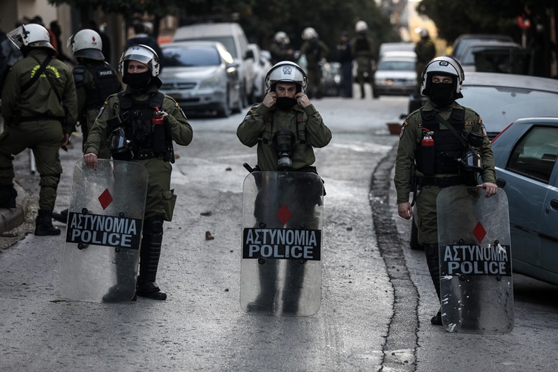 Επεισόδια Θεσσαλονίκη: Αντιεξουσιαστές έβαλαν φωτιά στην περιοχή της Καμάρας