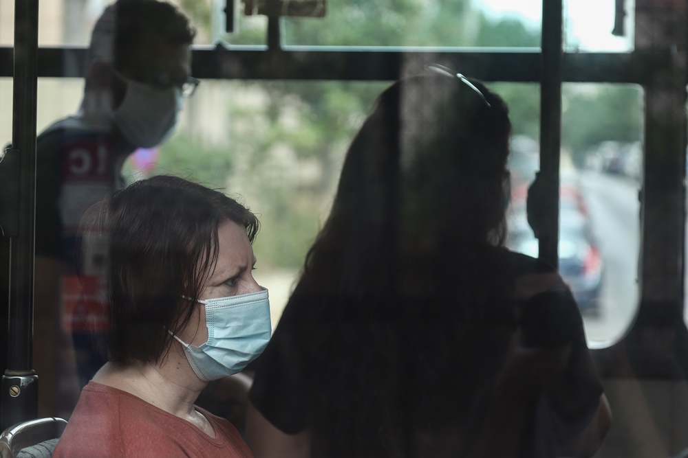 Ξύλο σε λεωφορείο για τη μάσκα: Απίστευτο, ηλικιωμένος και γυναίκα πιάστηκαν στα χέρια