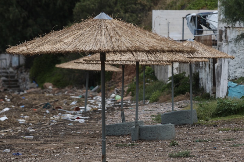 Ιανός Ιθάκη: Γέμισε αφρούς η παραλία στις Φρίκες