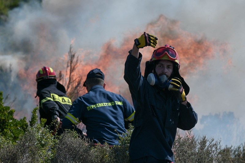 Φωτιά Κεφαλονιά τώρα: Ολονύχτια μάχη με τις φλόγες