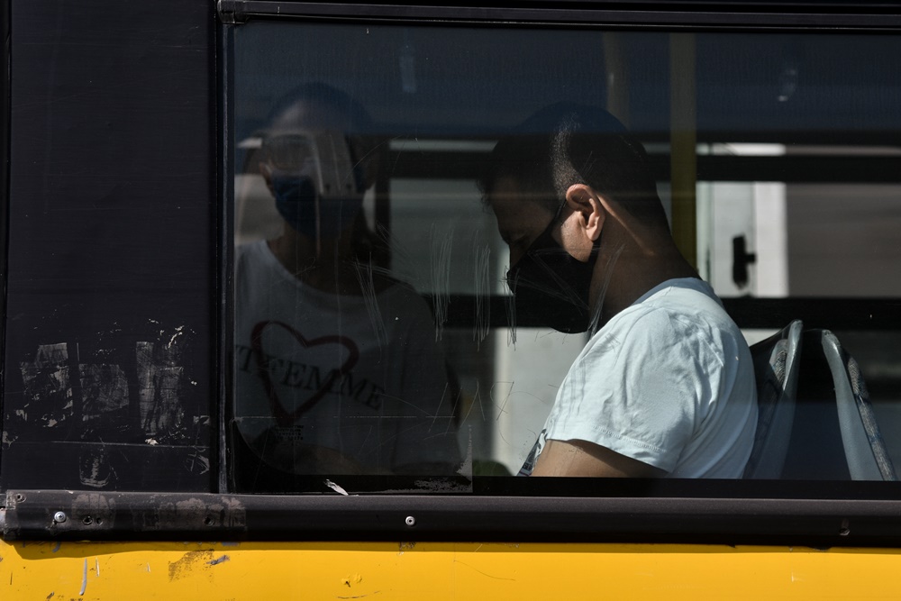Ξύλο σε λεωφορείο για τη μάσκα: Ηλικιωμένος και νεαρός πιάστηκαν στα χέρια