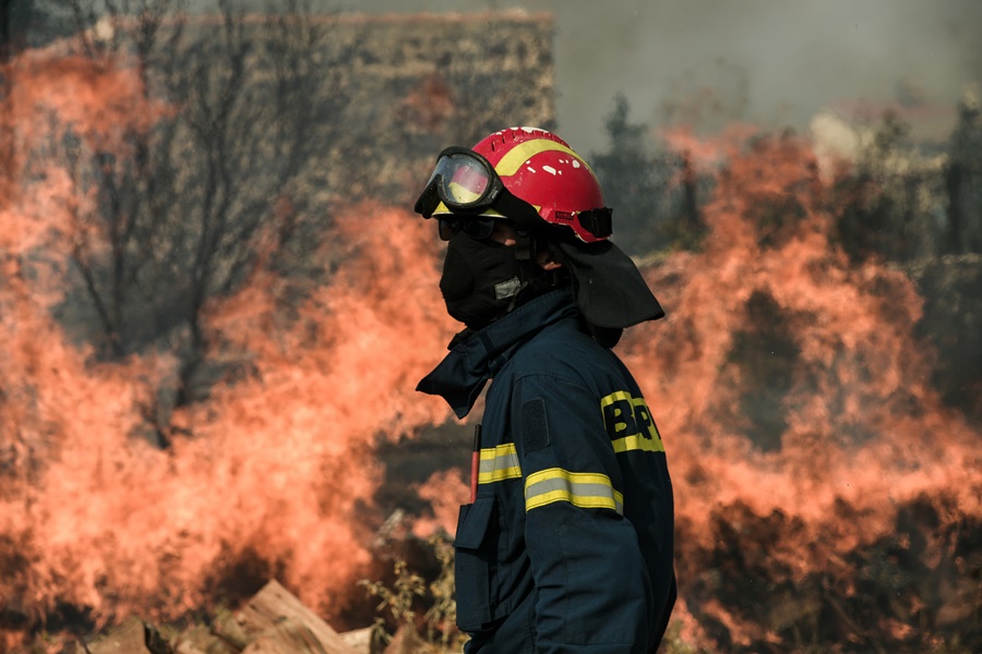 Φωτιά στον Έβρο: Ολονύχτια μάχη με τις φλόγες στην Αλεξανδρούπολη