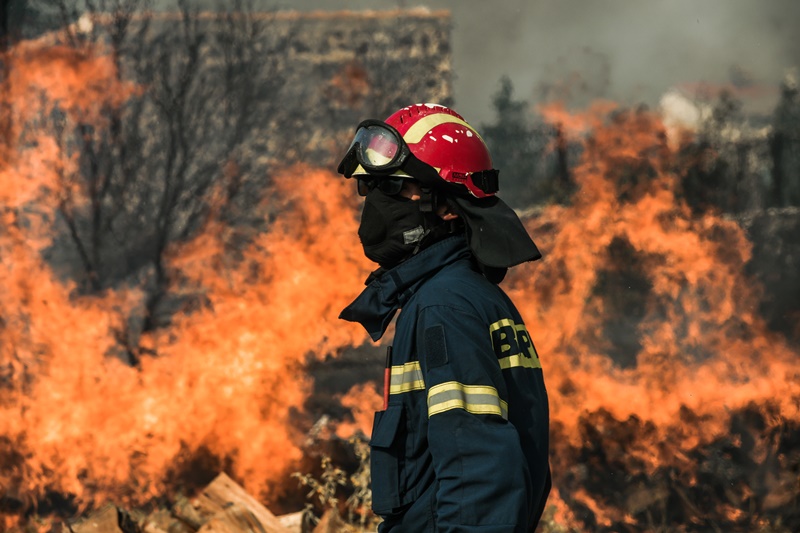 Φωτιά Πάτρα τώρα: Νύχτα “κόλαση”, οριοθετήθηκε το μέτωπο στα Συχαινά