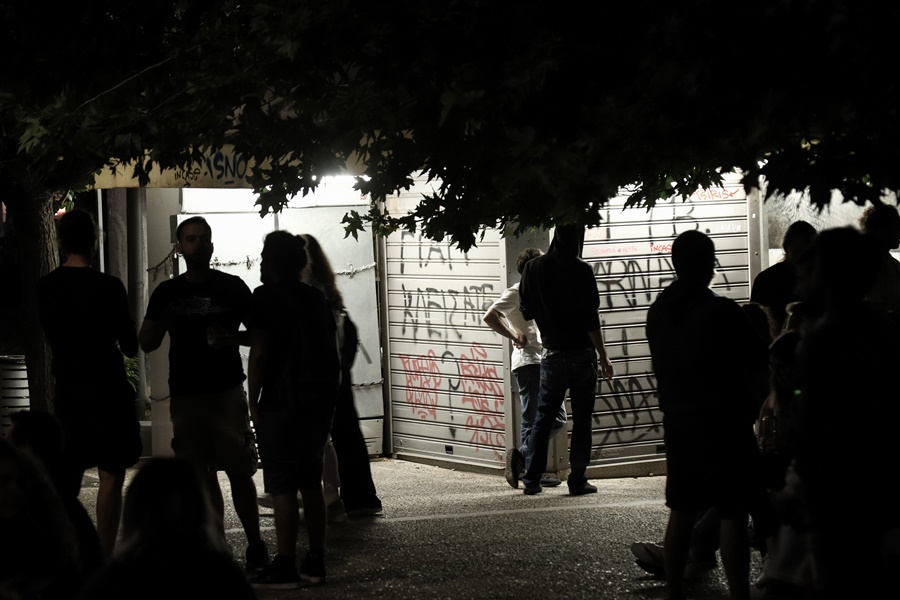 Πλατείες κορονοϊός: Συνωστισμός, παρά τα μέτρα (vids)