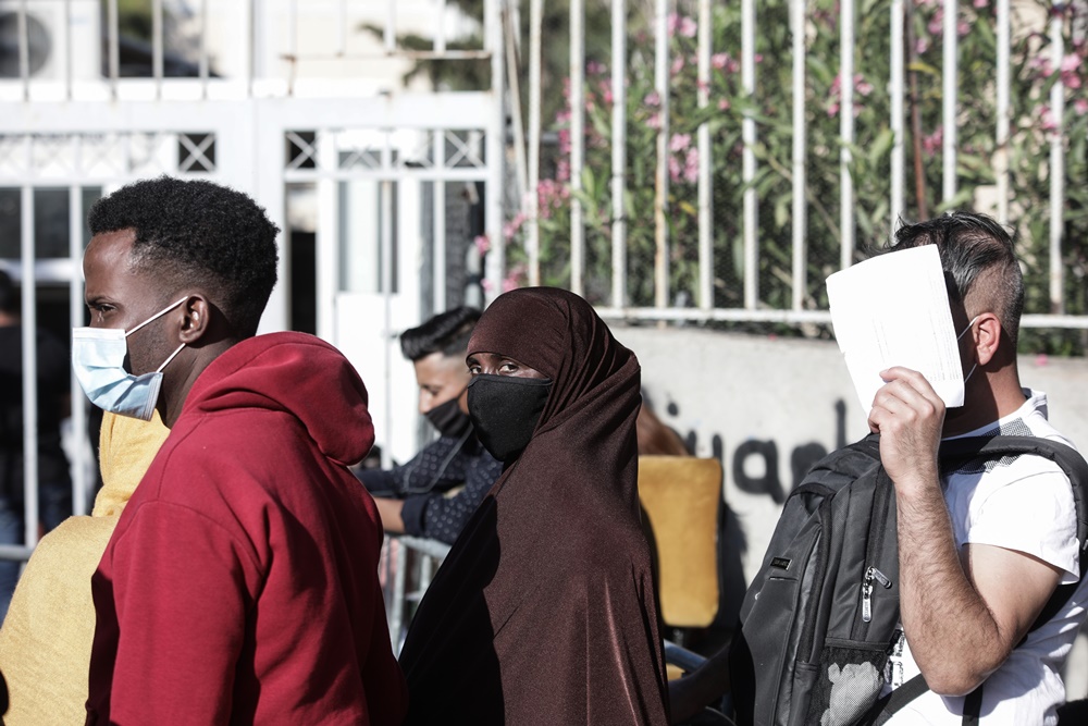 Υπηρεσία Ασύλου ουρές: Κολλημένοι οι μετανάστες εν μέσω πανδημίας