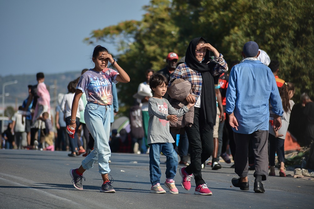 Καρά Τεπέ κρούσματα: Χιλιάδες μετανάστες αρνούνται να μπουν στη νέα δομή, δεκάδες οι θετικοί