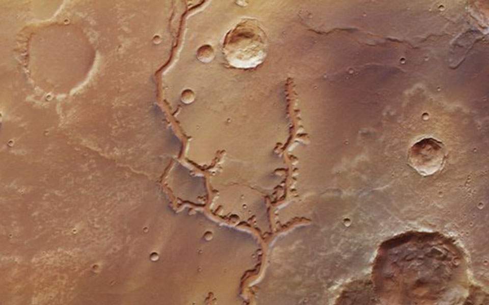 ESA – Άρης: Ανακαλύφθηκε σπάνιος εντυπωσιακός τριπλός κρατήρας