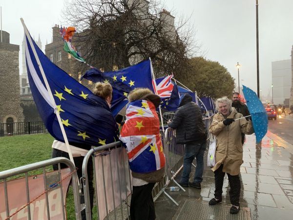 Βρετανοί διαδηλώνουν για το Brexit