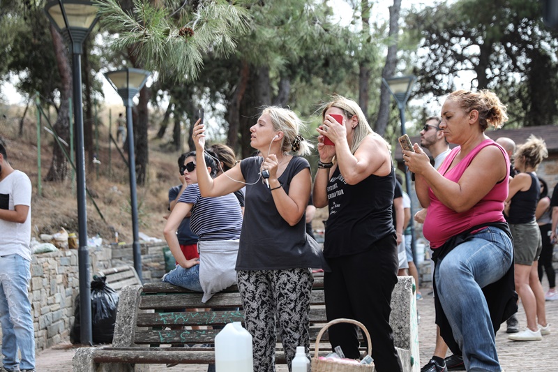 Φωτιά Βύρωνας τώρα: Καλύτερη η εικόνα – Πού έχει διακοπεί η κυκλοφορία