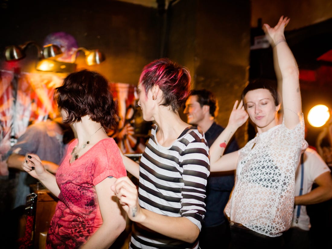 Πάρτι Μύκονος κορονοϊός: Αποχαιρετιστήριος συνωστισμός σε πασίγνωστο beach bar