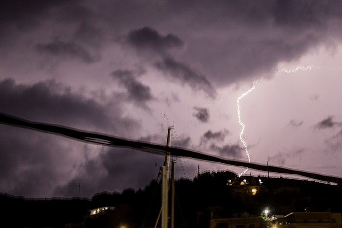 Κεραυνός Ναύπακτος: Έπεσε σε σπίτι και έκαψε τα πάντα