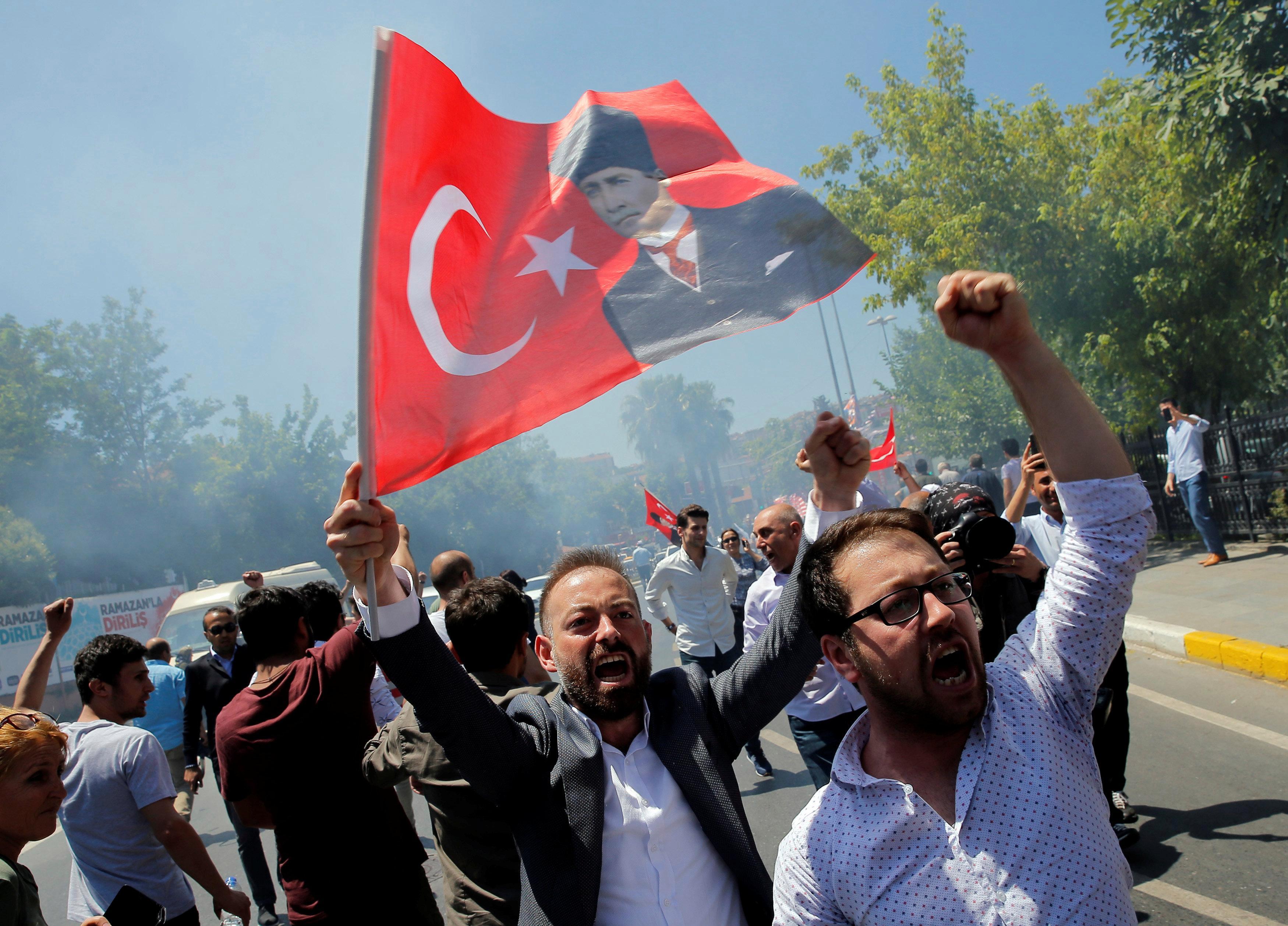 Δωδεκάνησα – Τουρκία: Εκδήλωση πρόκληση στη Σμύρνη από τους Γκρίζους Λύκους